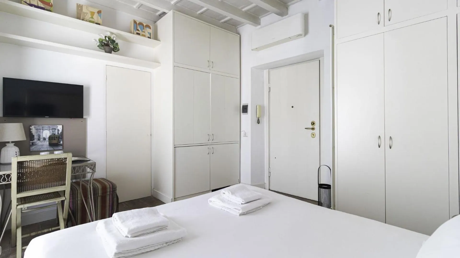 Milano Navigli Canal View Studio Apt Milan