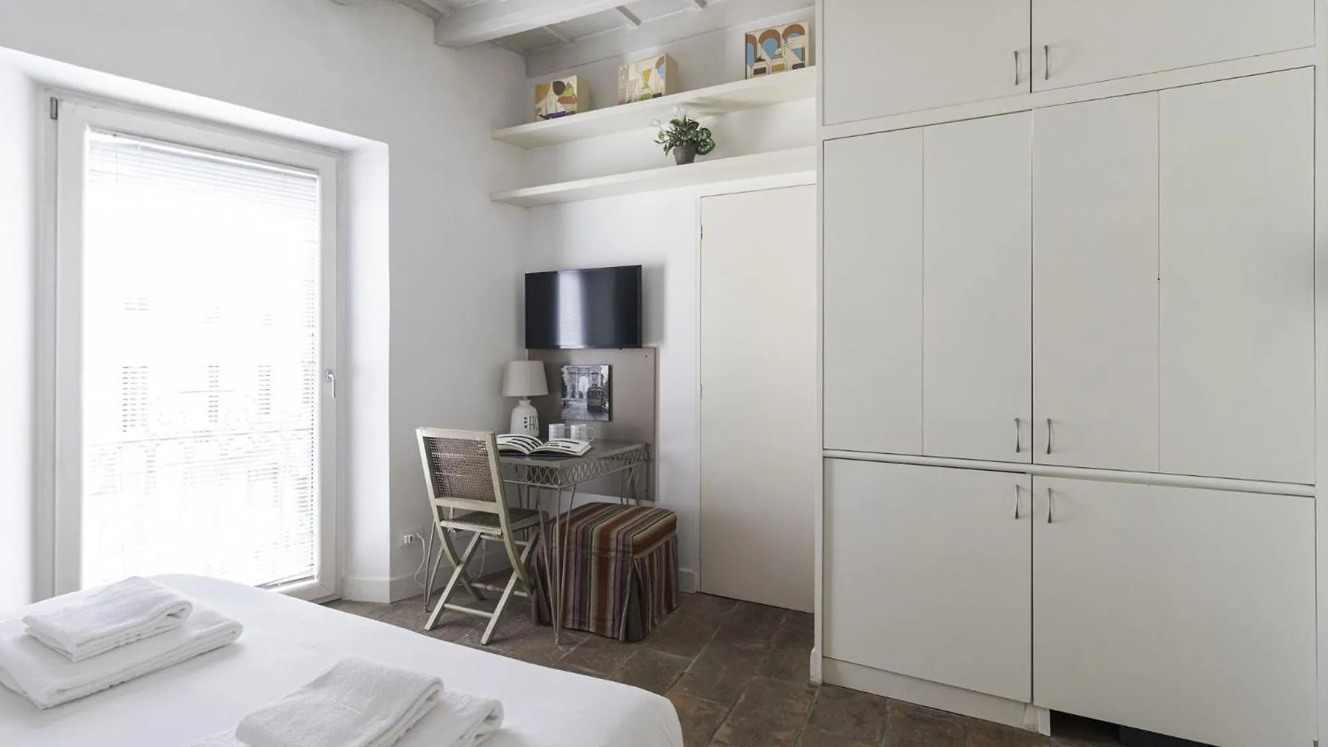 Milano Navigli Canal View Studio Apt Italy