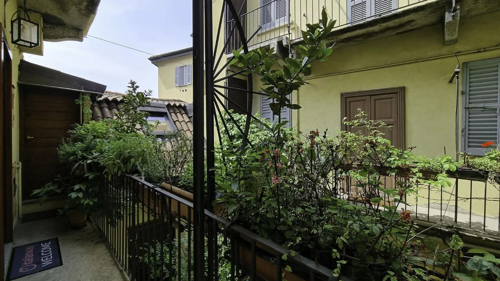 Milano Navigli Canal View Studio Apt 0*, Milan Italy